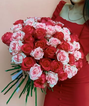Букет из 51 розовых и красных эквадорских роз