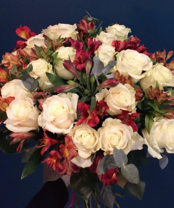 Букет из белых эквадорских роз и альстромерий - 29 шт.