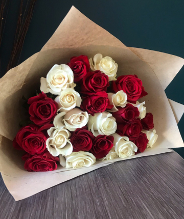 Букет из белых и красных эквадорских роз - 25 шт.