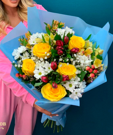 Букет из эквадорских роз, кустовых хризантем, альстромерий, гипсофилы, гиперикума и хамелациума - 26 шт