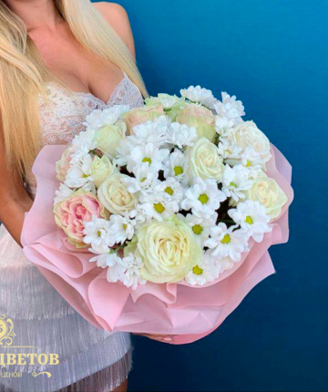 Композиция из эквадорских роз и кустовых хризантем в коробке - 16 шт