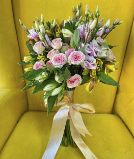 Букет из альстромерий, кустовых роз, эустом и гиперикума - 27 шт