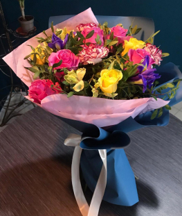 Букет из алых эквадорских роз, гвоздик и ирисов - 23 шт.