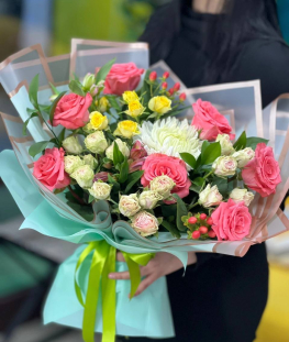 Букет из эквадорских и кустовых роз, альстромерий, одноголовых хризантем, гиперикума и рускуса - 21 шт
