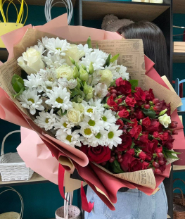 Букет из эквадорских роз, кустовых роз и хризантем, лизиантусов, альстромерий, рускуса и гиперикума - 50 шт