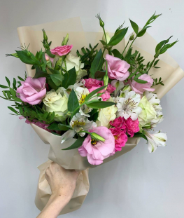 Букет из эустом, кустовых и эквадорских роз, альстромерий и фисташек - 19 шт