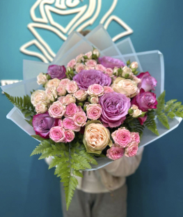 Букет из кустовых и одноголовых роз, папоротника - 22 шт