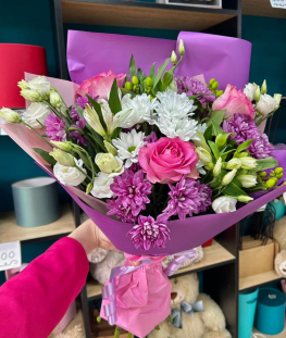 Букет из лизиантусов, роз, кустовых хризантем, альстромерий и гиперикума - 19 шт