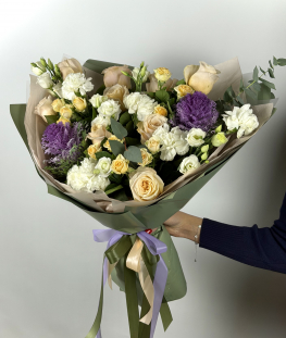 Букет из роз, брассики и гвоздик - 27 шт