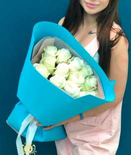 Букет из 15 белоснежных эквадорских роз в двойной упаковке