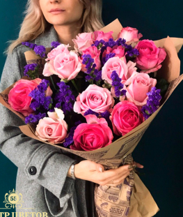 Букет из 15 розовых роз и 10 статицы