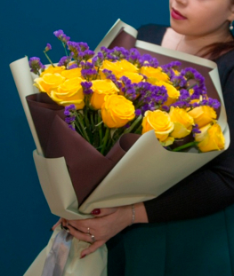 Букет из 21 желтой эквадорской розы и 10 статиц