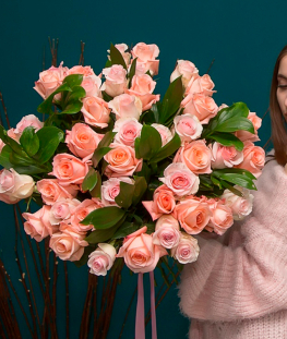 Букет из 45 розовых роз и 10 рускуса