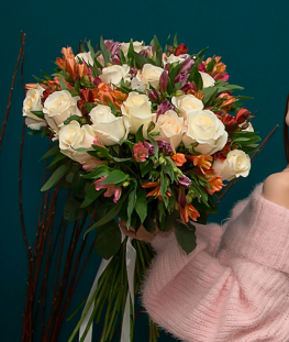 Букет из 19 белых эквадорских роз и 16 альстромерий