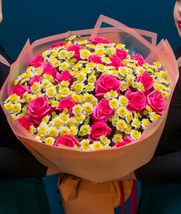 Букет из 25 эквадорских роз и 20 хризантем