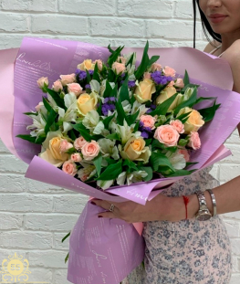 Букет из российских, кустовых роз и альстромерий - 27 шт