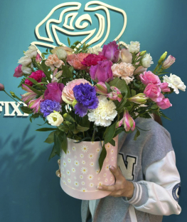 Композиция из гвоздик, роз, альстромерий, лизиантусов, хризантем, фисташек и папоротника -  25 шт