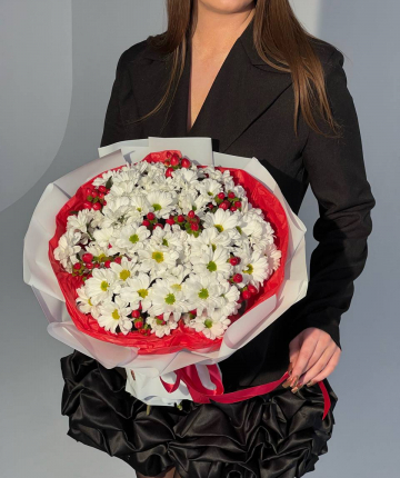 Букет из хризантем и гиперикума - 15 шт