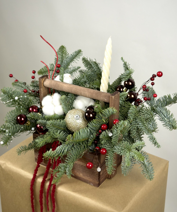 Новогодняя композиция из нобилиса и хлопка