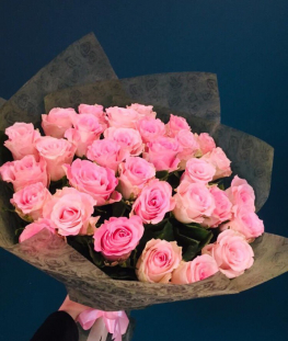 Ярко-розовые эквадорские розы поштучно