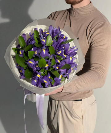 Букет из ирисов и рускуса - 25 шт
