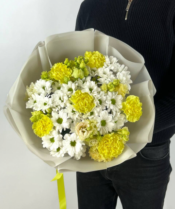 Букет из кустовых хризантем, гвоздик и эустом - 19 шт