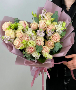 Букет из роз, маттиол и лизиантусов - 31 шт