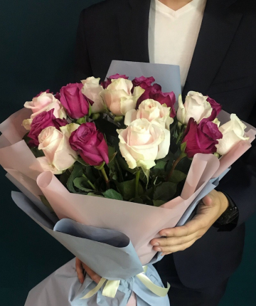 Букет из 17 бордовых и нежно-розовых эквадорских роз