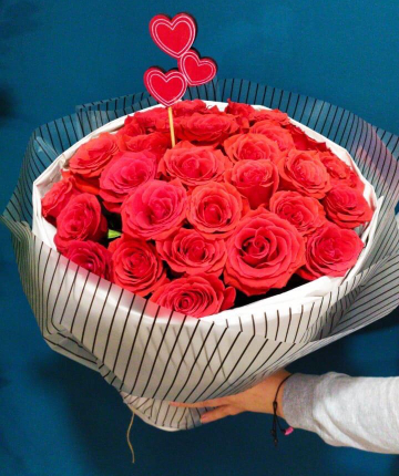 Букет из 25 красных эквадорских роз в двойной упаковке
