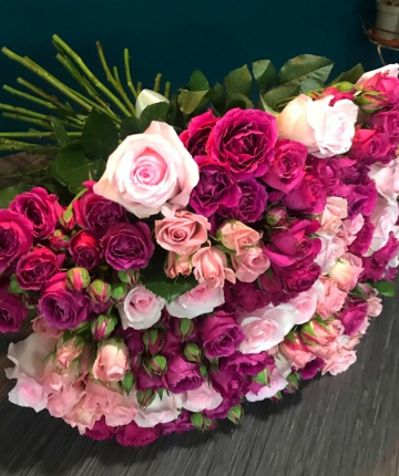 Букет из 35 разноцветных эквадорских и кустовых роз