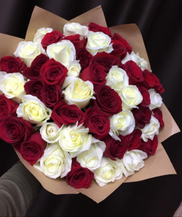 Букет из 51 белой и красной эквадорской розы