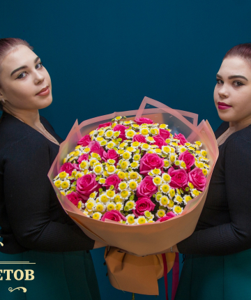 Букет из 25 эквадорских роз и 20 хризантем