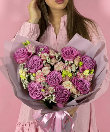 Букет из кустовых и эквадорских роз и статицы - 28 шт