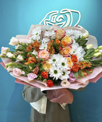 Букет из лизиантусов, роз, хризантем и альстромерий - 30 шт