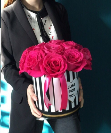 Композиция из 11 розовых эквадорских роз в коробочке