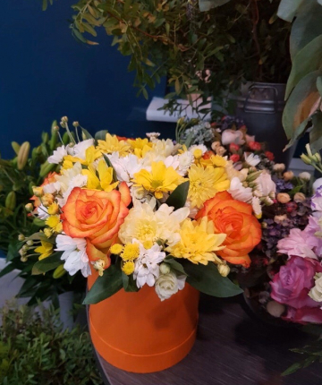 Композиция из хризантем, кустовых и эквадорских роз в шляпной коробке - 19 шт