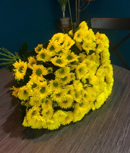 Букет из 11 желтых кустовых хризантем