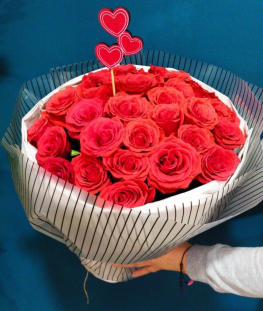 Букет из 25 красных эквадорских роз в двойной упаковке