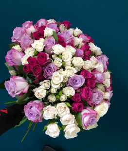 Букет из 45 кустовых и эквадорских роз