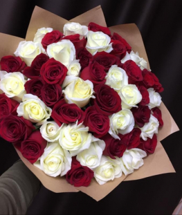 Букет из 51 белой и красной эквадорской розы