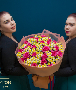 Букет из 25 эквадорских роз и 20 хризантем
