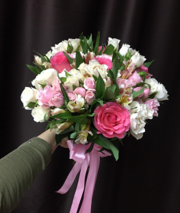 Свадебный букет из эквадорских роз, альстромерии и кустовых роз - 29 шт.