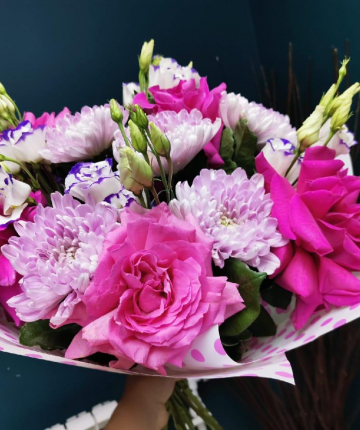 Яркий букет из хризантем, розовых эквадорских роз и лизиантусов - 19 шт.