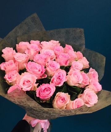 Ярко-розовые эквадорские розы поштучно
