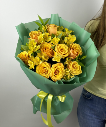 Букет из желтых роз и альстромерий - 15 шт