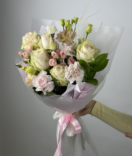 Букет из роз, гвоздик и рускуса - 14 шт
