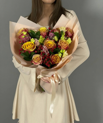 Букет из эквадорских роз, гиперикума и эустом - 24 шт