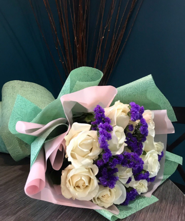 Букет из эквадорских роз и статицы - 17 шт.