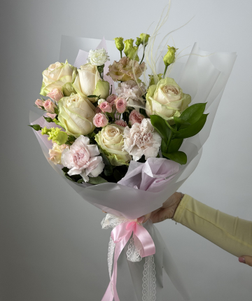 Букет из роз, гвоздик и рускуса - 14 шт