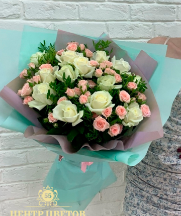Букет из эквадорских и кустовых роз - 29 шт